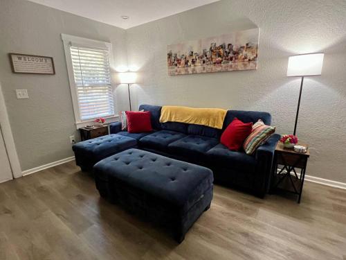 Χώρος καθιστικού στο Newly Updated 2 Bdrm Modern near Clearwater Beach