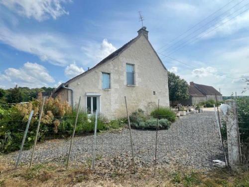 an old stone house in the middle of a yard at Gîte familial en Touraine avec jardin, proche châteaux de Chenonceau et Amboise, vélos disponibles - FR-1-381-121 in Chédigny