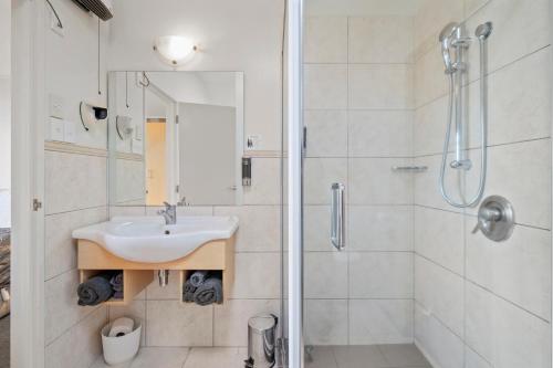 Bilik mandi di Apartment Fourteen