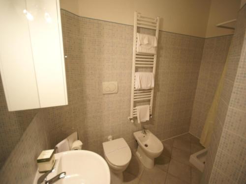 une salle de bain avec des toilettes blanches et un lavabo dans l'établissement Apartment in Tuscany near Chianti Vineyards, à Tavarnelle in Val di Pesa