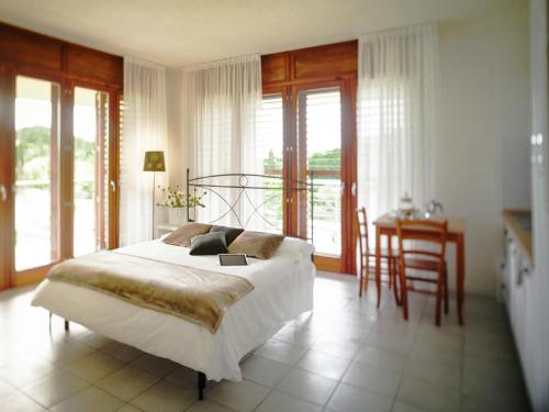 Ένα ή περισσότερα κρεβάτια σε δωμάτιο στο Apartment in Chianti with Shared Pool