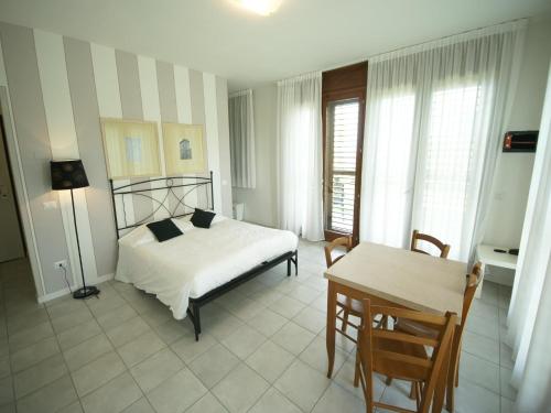 Un dormitorio con una cama y una mesa y sillas. en Apartment in Tuscany near Chianti Vineyards, en Tavarnelle in Val di Pesa