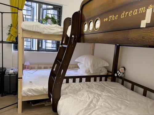Una cama o camas en una habitación de Shenzhen Beacon Hostel