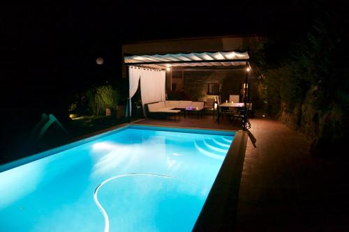 a swimming pool lit up at night at Quinta de CasalMato in Resende