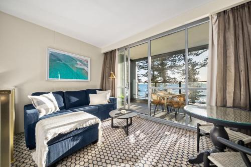 Un lugar para sentarse en Wake to Waves, Elegant Beachfront Apartment