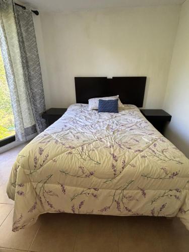 Una cama o camas en una habitación de Apartamento cómodo y céntrico