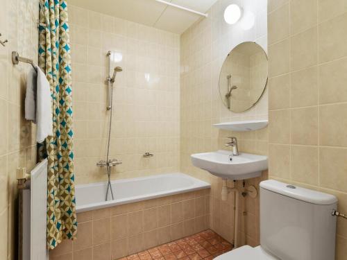 ein Badezimmer mit Toilette, Waschbecken und Badewanne in der Unterkunft Apartment in Brouwershaven by Grevelingenmeer in Brouwershaven