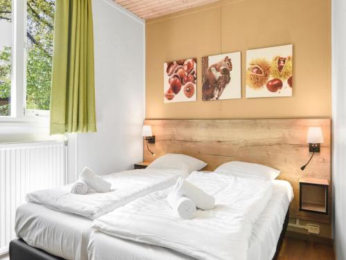 Giường trong phòng chung tại Bungalow in Putten near Veluwe Forest