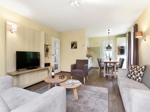 TV a/nebo společenská místnost v ubytování Holiday Home in Diessen with Private Sauna