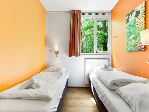 プッテンにあるCozy Bungalow in Puttenの窓のある部屋にベッドが2つある