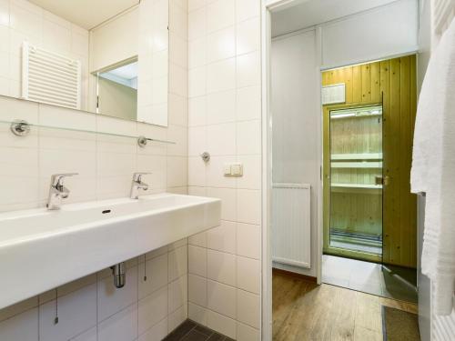 プッテンにあるCozy Bungalow in Puttenの洗面台と鏡のある白いバスルーム