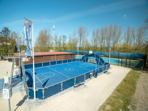 Tenis a/nebo squash v ubytování Apartment in Brouwershaven by Grevelingenmeer nebo okolí