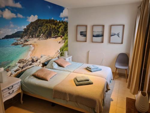 ein Schlafzimmer mit zwei Betten und Blick auf den Strand in der Unterkunft Villa in Sant Feliu with Private Pool in Sant Feliu de Guixols