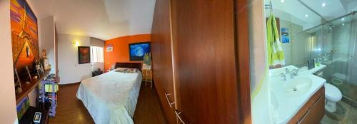 a bedroom with a bed and a sink in a room at Habitación confortable en Cajicá in Cajicá