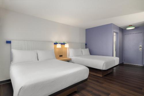 two beds in a hotel room with two beds sidx sidx sidx at Garner Hotel Boise Airport by IHG in Boise