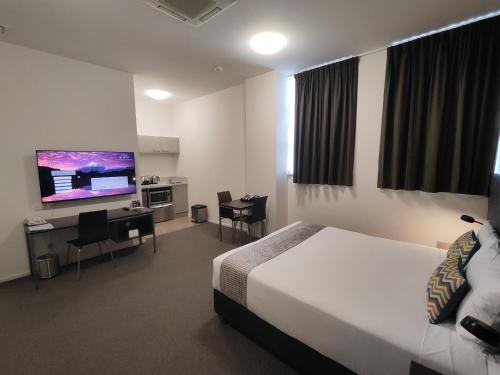 Una televisión o centro de entretenimiento en Quest New Plymouth CBD Apartment Hotel
