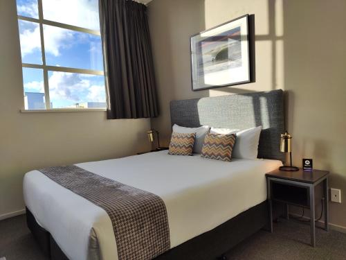 Cama o camas de una habitación en Quest New Plymouth CBD Apartment Hotel
