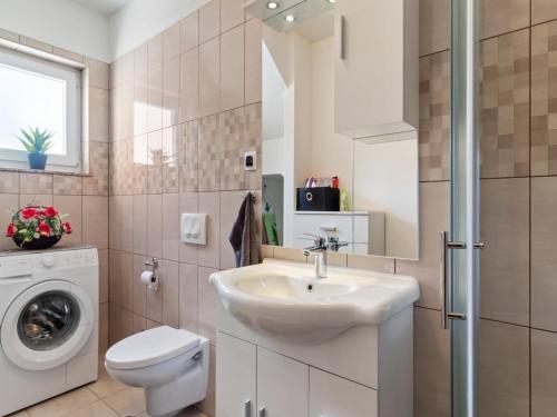 Vannituba majutusasutuses Holiday Home in Smoljanci with Private Pool