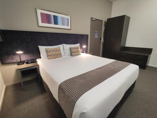 Cama o camas de una habitación en Quest New Plymouth CBD Apartment Hotel