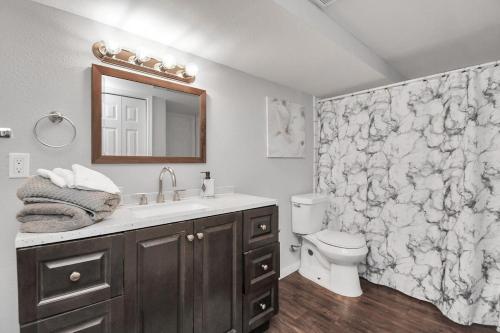 Ένα μπάνιο στο Heights 1BR Near Downtown