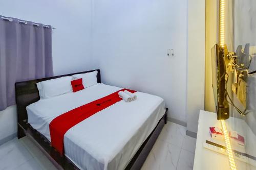 Postel nebo postele na pokoji v ubytování RedDoorz at Homestay FN99 Jepara