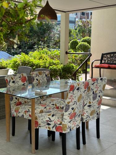 Ruang duduk di Green View suite with private bathroom and kitchen