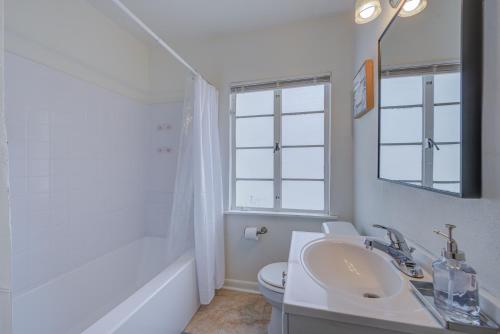 ein weißes Badezimmer mit Waschbecken und Toilette in der Unterkunft 20 Minute Walk to Tiger Stadium - Near Downtown in Baton Rouge