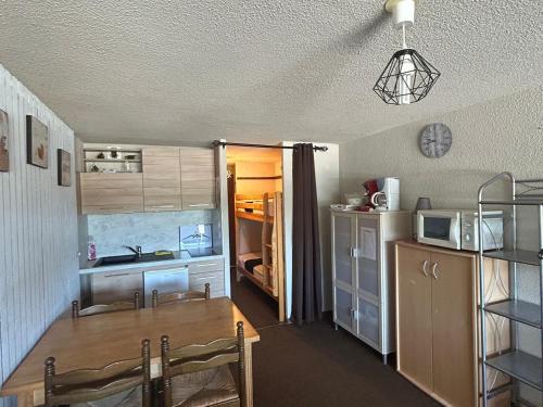 Studio Moderne 4 Pers avec WIFI, Terrasse et Parking Proche des Pistes - FR-1-814-33