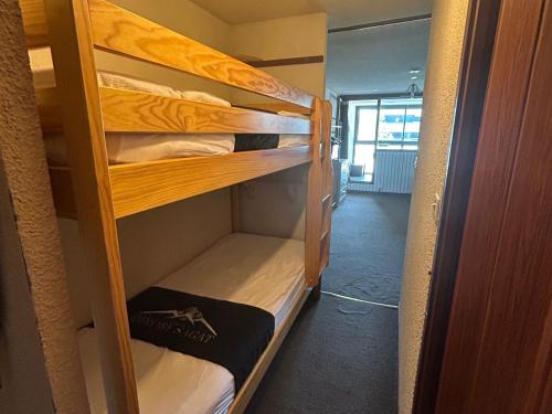 quelques lits superposés dans une chambre dans l'établissement Studio 4 pers, terrasse, WIFI, parking, au pied des pistes à Besse - FR-1-814-33, à Besse-et-Saint-Anastaise
