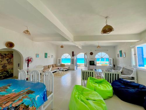 Un lugar para sentarse en Blue House villa
