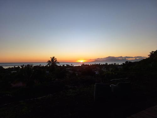 a sunset from the balcony of a house at Fare Pūnano in Punaauia
