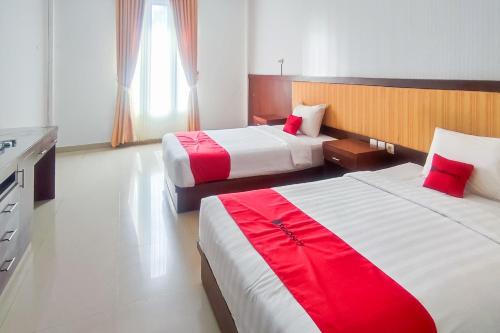 Кровать или кровати в номере RedDoorz Syariah at Edotel Bundo Kanduang Padang