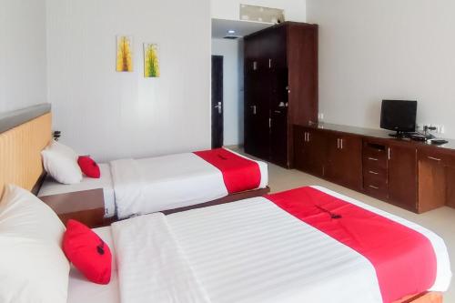 Кровать или кровати в номере RedDoorz Syariah at Edotel Bundo Kanduang Padang