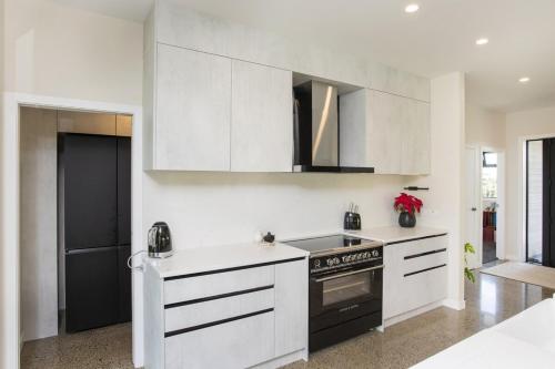 Η κουζίνα ή μικρή κουζίνα στο Spacious 5 Bed Home 2 Mins to Beach