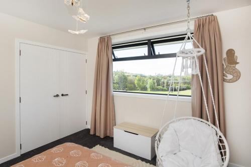 Ένα ή περισσότερα κρεβάτια σε δωμάτιο στο Spacious 5 Bed Home 2 Mins to Beach
