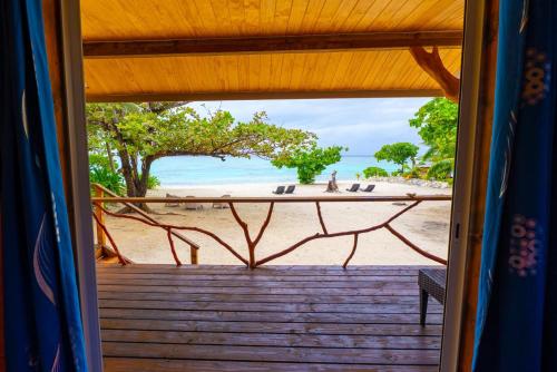 MaupitiにあるTiahani Lodgeのビーチの景色を望む客室です。