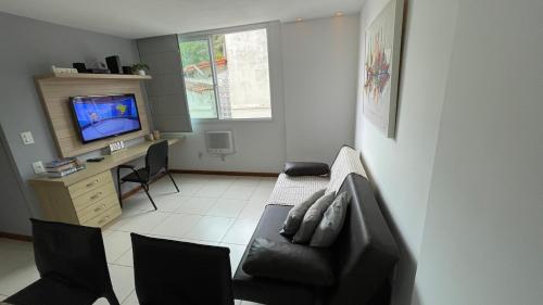 Μια τηλεόραση ή/και κέντρο ψυχαγωγίας στο Apartamento confortável e com Piscina a 900 m da praia de Itacoatiara