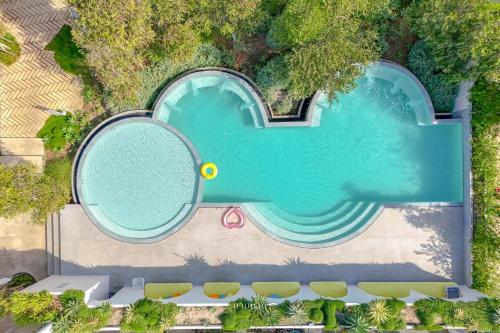 eine Draufsicht auf einen Swimmingpool mit einem Tennisschläger in der Unterkunft cara cara resort in Ko Larn