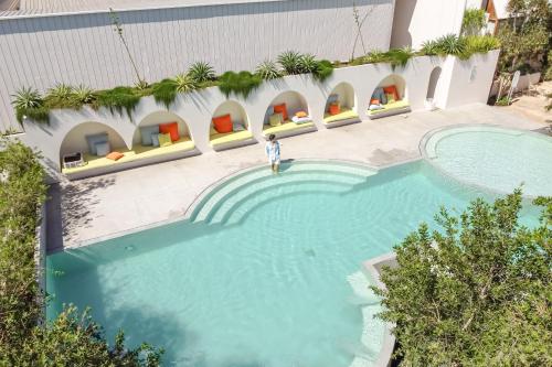 eine Draufsicht auf einen Swimmingpool in einem Hotel in der Unterkunft cara cara resort in Ko Larn