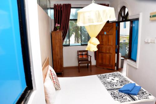 a bedroom with a bed and a window at Blumarine Guest House in Negombo