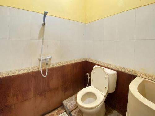 Koupelna v ubytování Wisma Kartini Syariah near Alun Alun Sidoarjo RedPartner