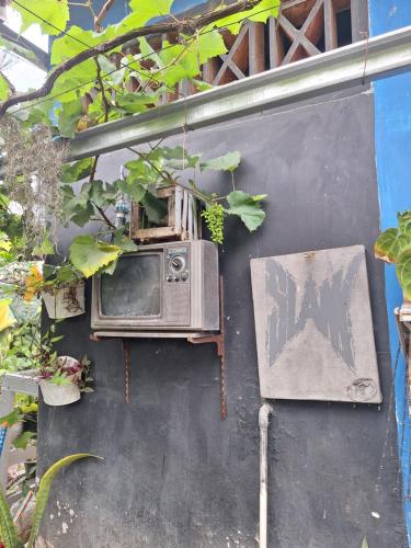 an old tv sitting on the side of a wall at Seoul Homestay in Kalijaga
