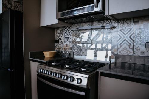 Una cocina o zona de cocina en Playa Laska - Oceanfront Luxury Villa with Pools