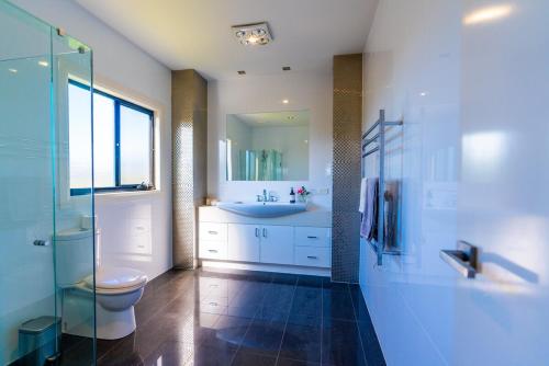 Et badeværelse på Bliss13thBeach Luxury Golfside Retreat Pets