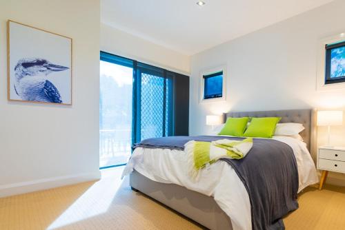 En eller flere senge i et værelse på Bliss13thBeach Luxury Golfside Retreat Pets