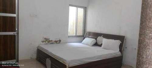 a small bed in a room with a window at Sanwariya Guest House in Khātu