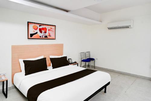 Кровать или кровати в номере Super Townhouse Patparganj Near Max Super Speciality Hospital