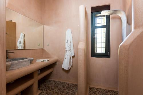 Ένα μπάνιο στο ERONDAS Cretan Country Villas