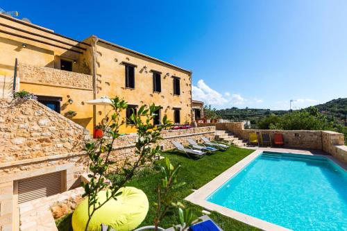 בריכת השחייה שנמצאת ב-ERONDAS Cretan Country Villas או באזור