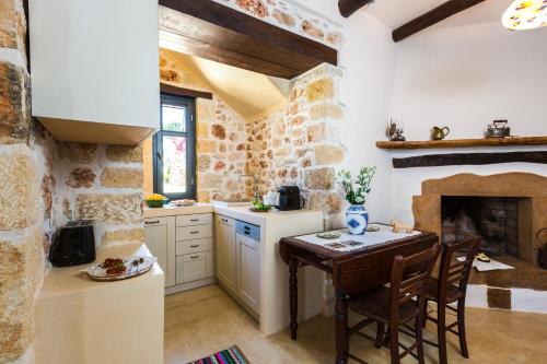 Η κουζίνα ή μικρή κουζίνα στο ERONDAS Cretan Country Villas